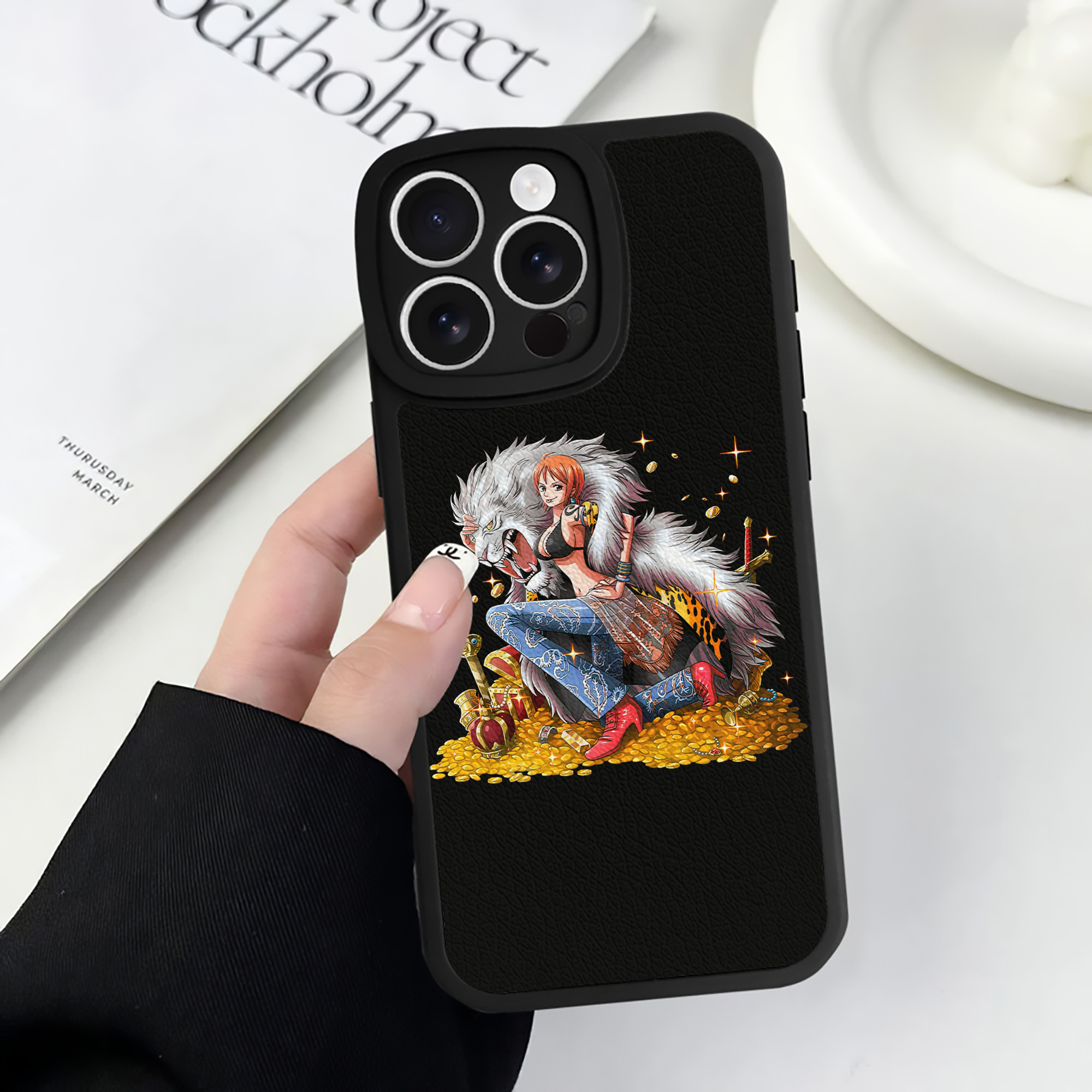 （画像用） ワンピース ナミ ONE PIECE Nami 【iPhone 16シリーズ対応】シリコンスマホケース（レザー調） 材質：シリコン